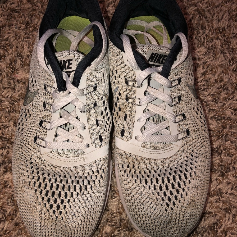 nike free runs / grey
